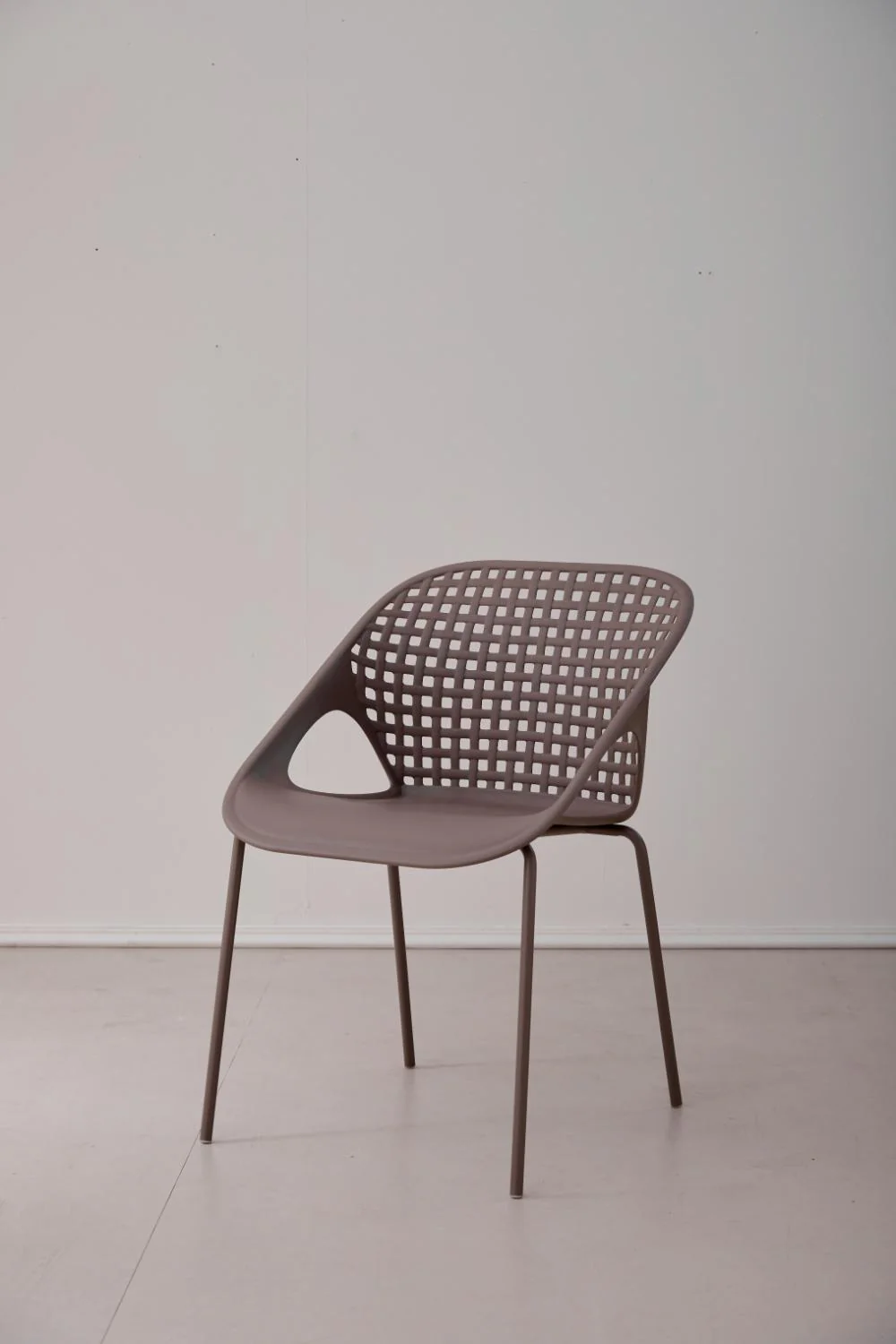 SILLA SENIT CON BRAZOS, COLOR TAUPE, CON ESPALDAR Y DISEÑO MODERNO